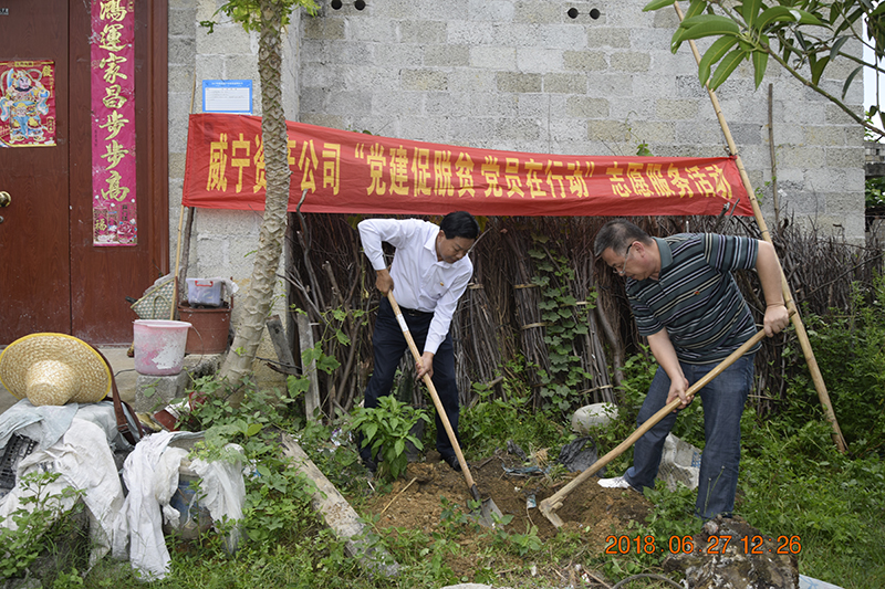 一幫一聯(lián)結(jié)隊樹植樹組，組員幫助2戶幫扶貧困戶在房前屋后閑置土地上種植果樹，為鄉(xiāng)村建設(shè)增添一抹綠色，進一步美化村容村貌。.JPG