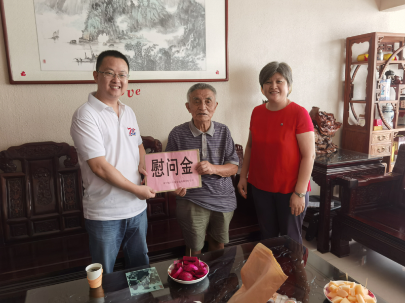 張志宏慰問離休老干部陸義洲.png