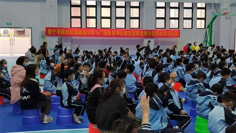 學(xué)生踴躍參與現(xiàn)場(chǎng)互動(dòng).jpg